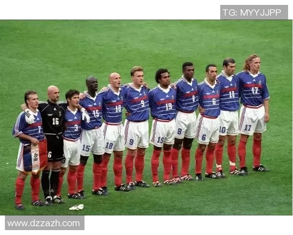 传奇球星再聚首 经典足球老一代球员合照高清重现辉煌时刻