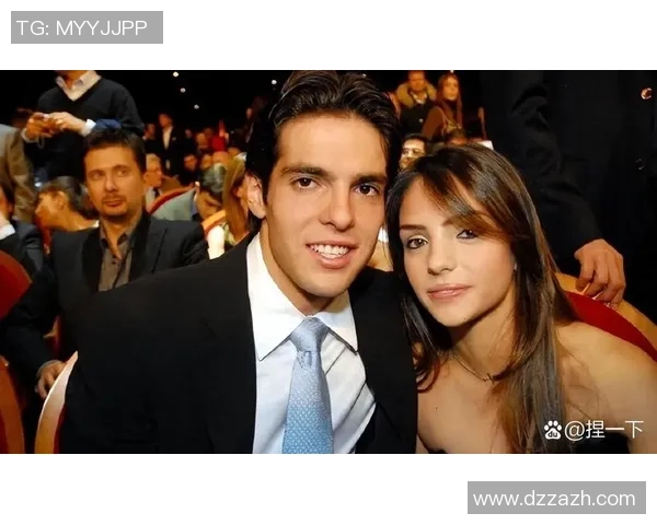 足球四大巨星合影：三位女球员与一位男球员齐聚一堂，共享荣耀时刻